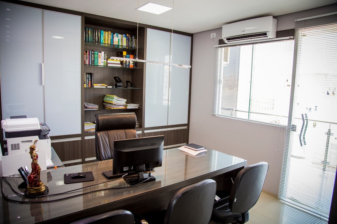 Sala de atendimento do escritório José Alberto S. Carvalho – Advocacia, em Picos-PI